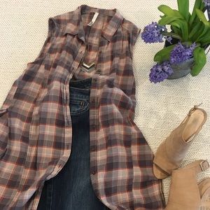 Long, sleeveless plaid shirt, slits on each side